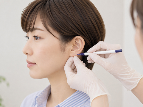 ピアスをあけるイメージ写真